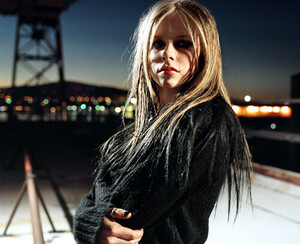 OLD-Avril-avril-lavigne-12931768-500-408.jpg