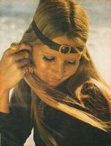 Parkinson_Litchfield_US_Vogue_January_15th_1969_02.thumb.jpg.20d73a63888119ffb697f01feb22751c.jpg