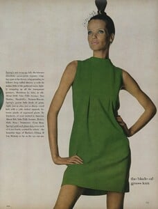 Penn_US_Vogue_April_1st_1968_04.thumb.jpg.f729fb962761b281c55673973af3dad7.jpg