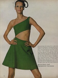 Penn_US_Vogue_April_1st_1968_07.thumb.jpg.153834bec7413737daa622acc454f5ad.jpg