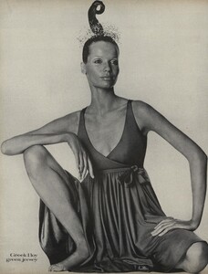 Penn_US_Vogue_April_1st_1968_11.thumb.jpg.d4c92a25f8bf52e50b63159ef48eb89e.jpg