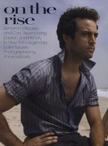 Rise_Leibovitz_US_Vogue_December_2009_01.thumb.jpg.d5d9685785292ef0491d53ad22e78475.jpg