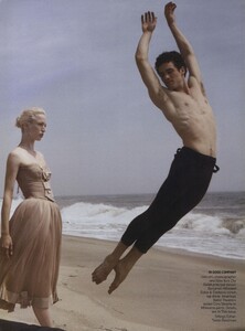 Rise_Leibovitz_US_Vogue_December_2009_02.thumb.jpg.3e1171022898264da3a51aae980bfa3a.jpg