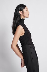 S30-20AJ1074_Overture_Ribbed_Sleeveless_Turtleneck_Black-20135-AJE-4L-1600.jpg