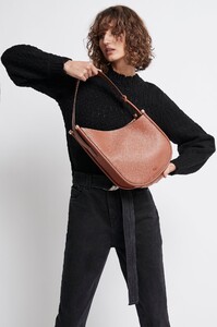 S34-20AJ6021_Freedom_Hobo_Shoulder_Bag_Tan-20254-Aje-2565.jpg