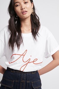 S45-AJ18-081_Aje_Ribbon_Tee_White_Rust_Logo-20399-Aje-1471.jpg