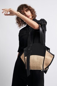 S48-20AJ6005_Amulet_Fan_Bag_Black-20042-AJE-4L-0159.jpg