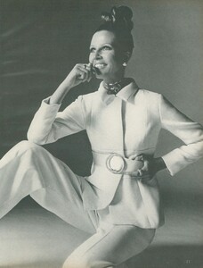 Stern_US_Vogue_January_15th_1969_14.thumb.jpg.59c335da356cce269f67af07c979bfbb.jpg