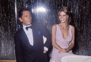 VALENTINO-GARAVAN-CLAUDIA-SCHIFFER-FALDONE-28-ANTROPOLOGIA-SOCIALE640_resize.jpg