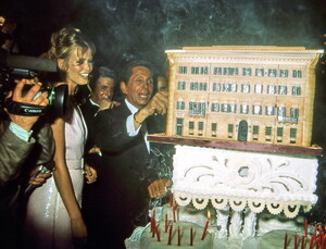 VALENTINO-GARAVANI-CLAUDIA-SCHIFFER-C-704-MOSTRA-VALENTINO-IN-CAMPIDOGLIO-E-BALLO-A-VILLA-MEDICI-ROMA-0706-1991440_resize.jpg