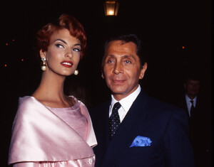 VALENTINO-GARAVANI-LINDA-EVANGELISTA-FALDONE-39-VALENTINO-GARAVANI865_resize-e1526025281531.jpg