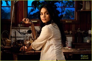 VHjourneytwomysteriousislandpromo004.jpg