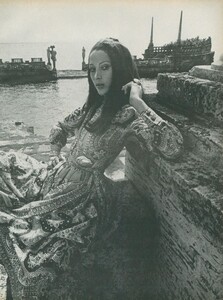 Young_Parkinson_US_Vogue_January_15th_1969_10.thumb.jpg.0d70454184e9f1a0c0c889cca3c6ca09.jpg