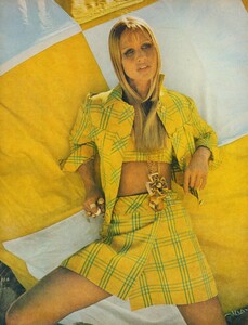 Young_Parkinson_US_Vogue_January_15th_1969_17.thumb.jpg.86a607010b1773d16f84a2b4c33dcc53.jpg