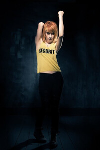 adds-hayley-williams-mouth-open-invitation-to-lower-regions-tight-pants-14.jpg