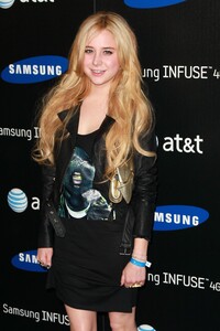 alessandra-torresani-samsung-infuse-4g-for-atampt-launch-event-may-12-22-pics-7.jpg