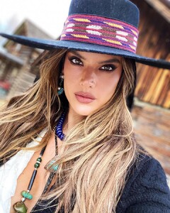 alessandraambrosio_126447892_1071059476676652_625714547204540774_n.jpg