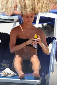 alicia-vikander-bikini-pics-in-italy-july-2015_5.jpg