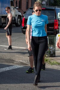 allison-williams-on-the-set-of-girls-in-brooklyn_4.jpg