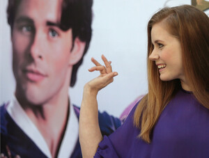 amy-adams-tasty-treat-photocall-to-promote-film-enchanted-madrid-october-24th-2007-11xhq-5.jpg