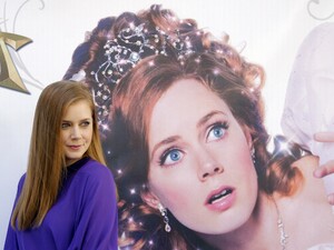 amy-adams-tasty-treat-photocall-to-promote-film-enchanted-madrid-october-24th-2007-11xhq-6.jpg