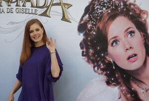 amy-adams-tasty-treat-photocall-to-promote-film-enchanted-madrid-october-24th-2007-11xhq-8.jpg