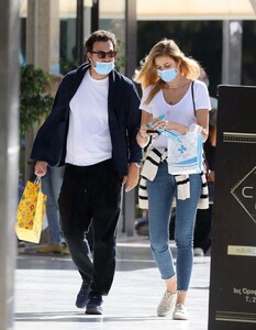 ana-beatriz-barros-and-karim-el-chiaty-out-in-athens-10-24-2020-2.jpg