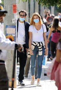 ana-beatriz-barros-and-karim-el-chiaty-out-in-athens-10-24-2020-4.jpg