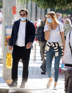 ana-beatriz-barros-and-karim-el-chiaty-out-in-athens-10-24-2020-7.jpg