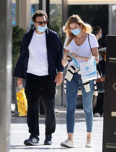 ana-beatriz-barros-and-karim-el-chiaty-out-in-athens-10-24-2020-8.jpg