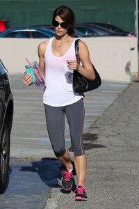 ashley-greene-booty-in-tights-at-a-gym-in-west-hollywood_5.jpg
