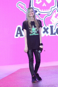 avril-lavigne-china-appearence-in-tight-leather-pants-x-17-hq.jpg