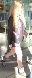 avril-lavigne-in-ripped-denim-shorts-out-in-loa-angeles-01-26-2016_2.jpg