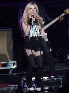 avril-lavigne-performing-in-las-vegas_1.jpg