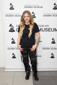 avril-lavigne-performs-at-the-drop-avril-lavigne-in-los-angeles-09-05-2019-2.jpg