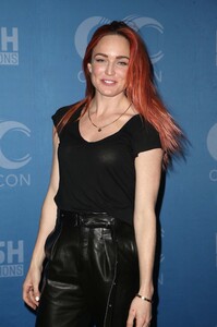 caity_lotz_at_clexacon_day_3005.jpg