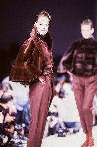 claude-montana-fw-1989.thumb.jpg.61ad353f3767f27afb9bda95bc5eca26.jpg