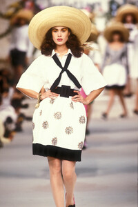 dior-ss-1988-2.thumb.jpg.a5e2615981d622a686fd8b0a9a2c1893.jpg