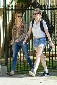 emma-roberts-and-kristen-stewart-arrive-at-kristen-s-new-apartment-in-los-feliz-03-03-2020-9.jpg