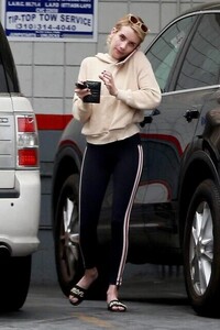 emma-roberts-in-a-beige-hoody-stops-by-a-gas-station-in-beverly-hills-2-683x1024.jpg