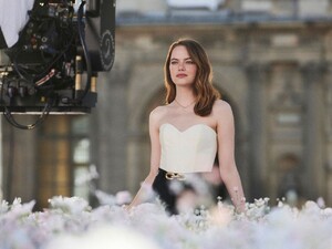 emma-stone-coeur-battant-fragrance-for-louis-vuitton-2019-campaign-more-photos-0.jpg