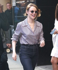 emma-stone-in-high-waisted-dark-jeans-in-nyc-09-19-2018-11.jpg