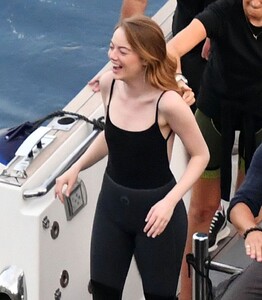 emma-stone-shooting-an-advertisement-for-louis-vuitton-in-capri-09-06-2019-11.jpg