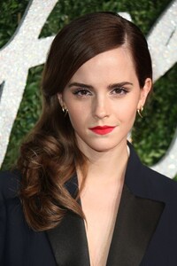 emma-watson-armpit-length-hair.jpg