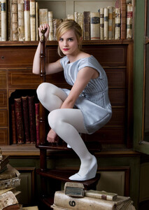 emma-watson-in-white-pantyhose-01.jpg