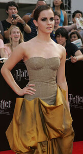 emma_watson_cleavage_01.jpg