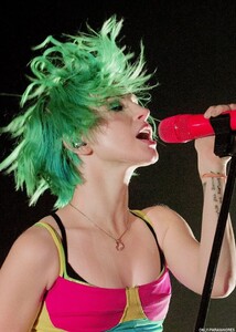 fc729c5a14b1543c3fbd1b1ce0dfd3d1--hayley-paramore-rock-girls.jpg