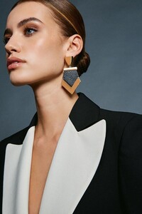 gold-statement-earring-.thumb.jpeg.88900d168b871d0abc907afcc31d4b18.jpeg