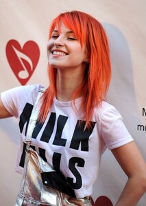 happy-hayley-williams-s648x910-436607-1020.jpg