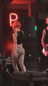 hayley-williams-in-tight-pants_002.jpeg